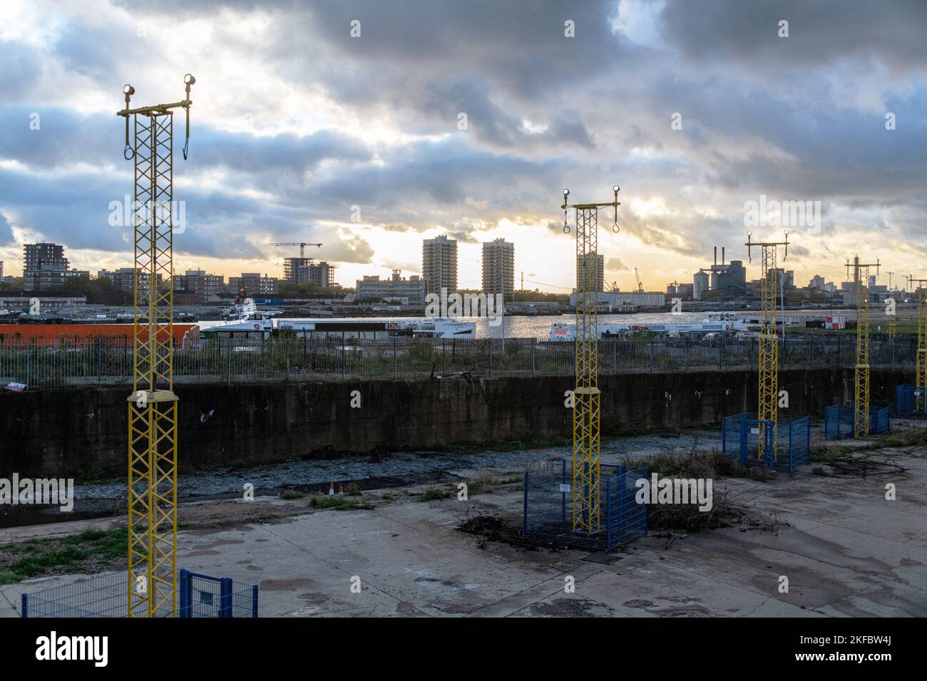 Die Runway Lights des London City Airport und die Royal Docks, London UK. Stockfoto