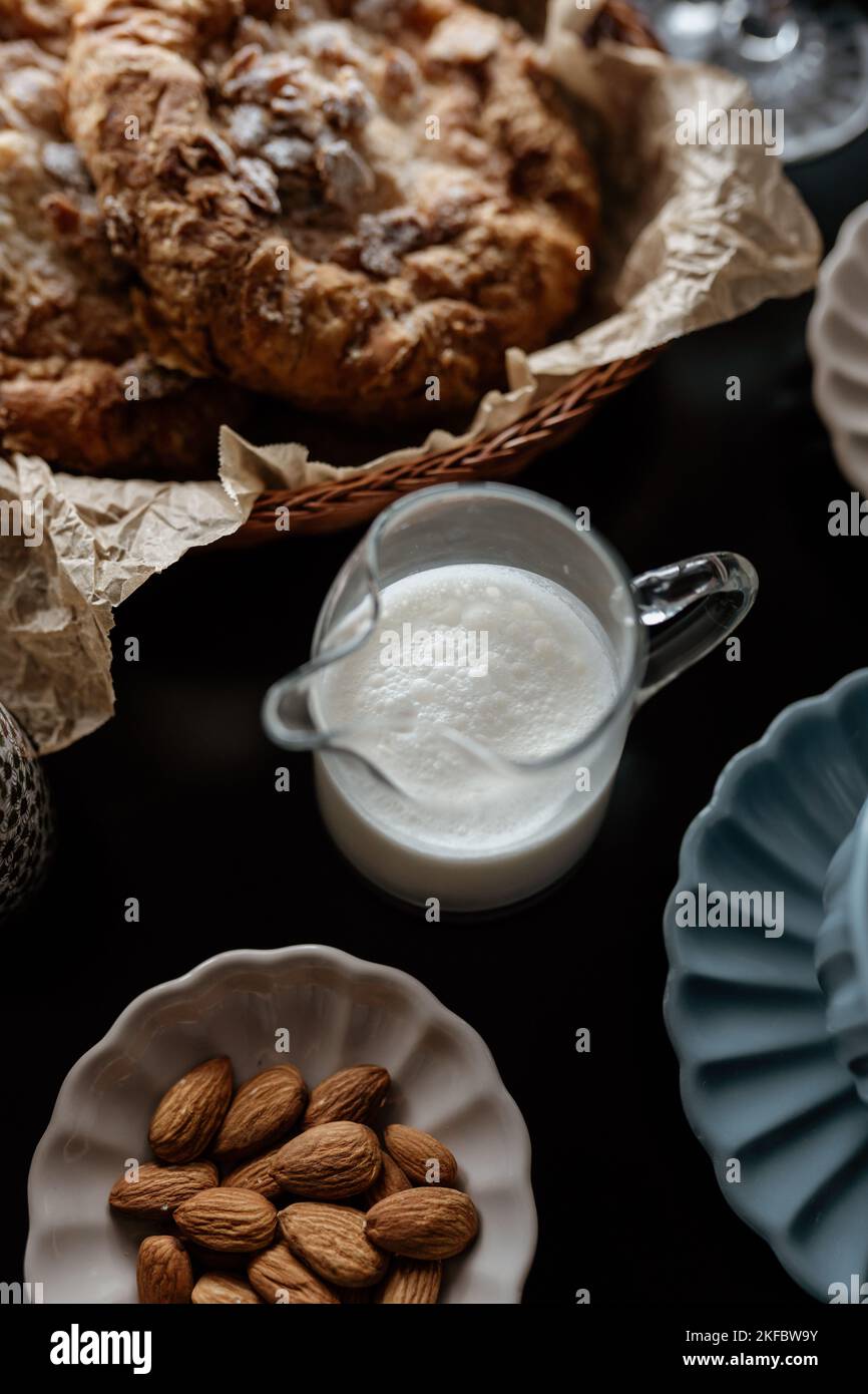 Ästhetisches Frühstück. Milchkaffee, Milchtee, Zucker, Mandel-, Mandelkuchen, Kekse, Marzipane und Puffs. Englisches Frühstück in einem gemütlichen Zuhause. Herbststimmung. Stockfoto