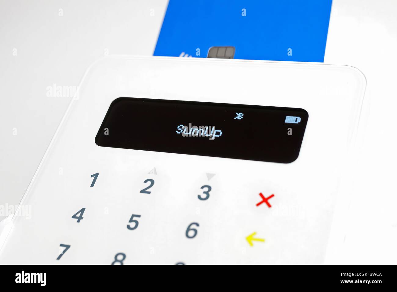 Viersen, Deutschland - November 9. 2022: Nahaufnahme eines isolierten weißen mobilen sumup Air Card-Bezahllesers mit Tastatur Stockfoto