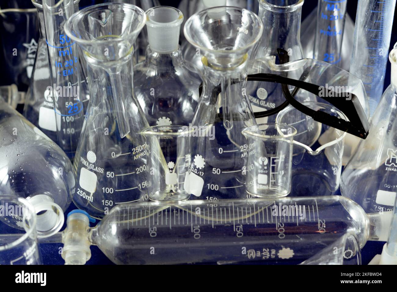 Kairo, Ägypten, Oktober 18 2022: Ein Laborsatz mit verschiedenen Geräten und Glaswaren, Sicherheitsbrille, chemischen konischen, siedenden und volumetrischen Kolben, Stockfoto