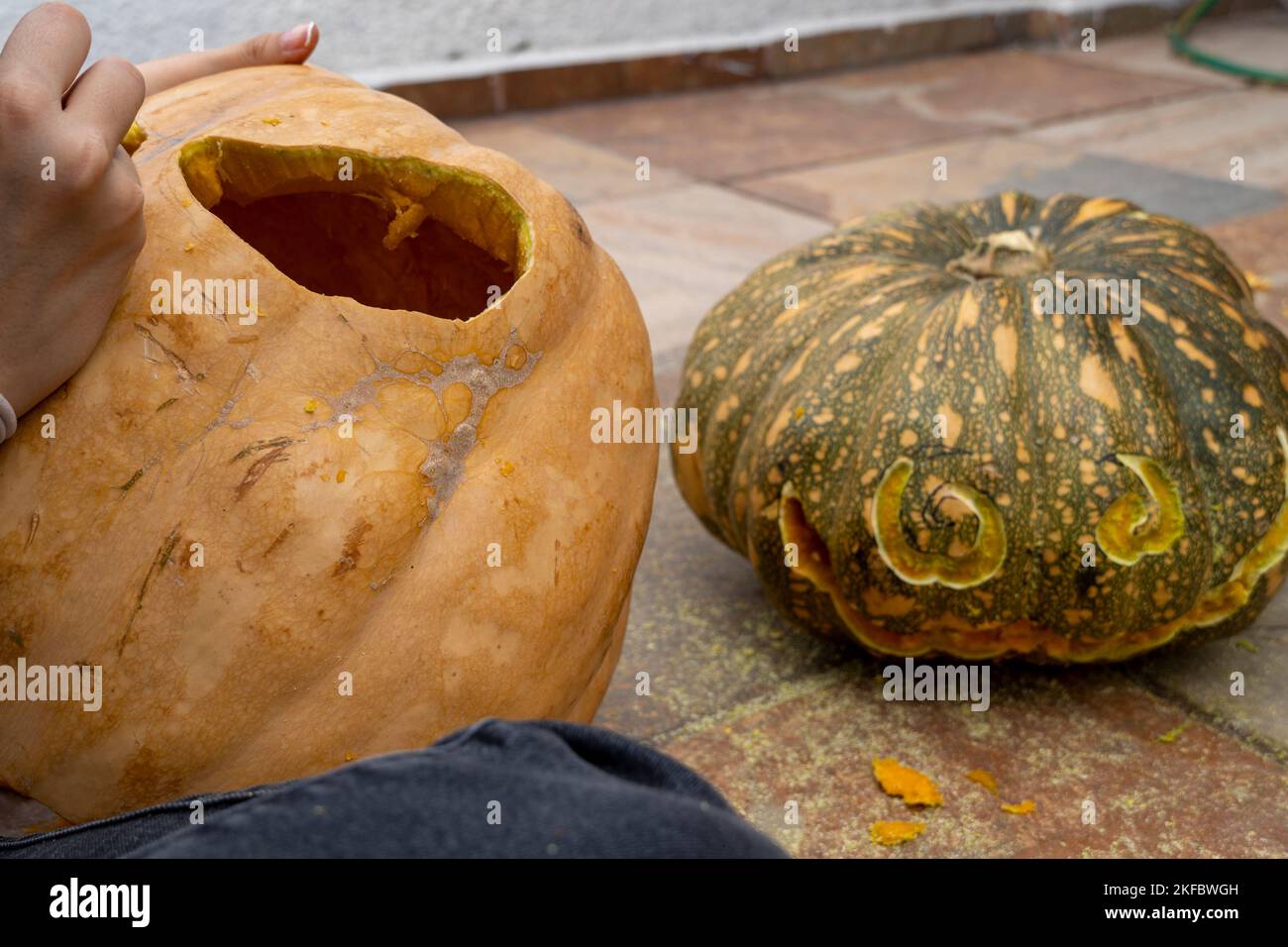 Leuchtende Halloween-Kürbis isoliert auf weißem Hintergrund Stockfoto