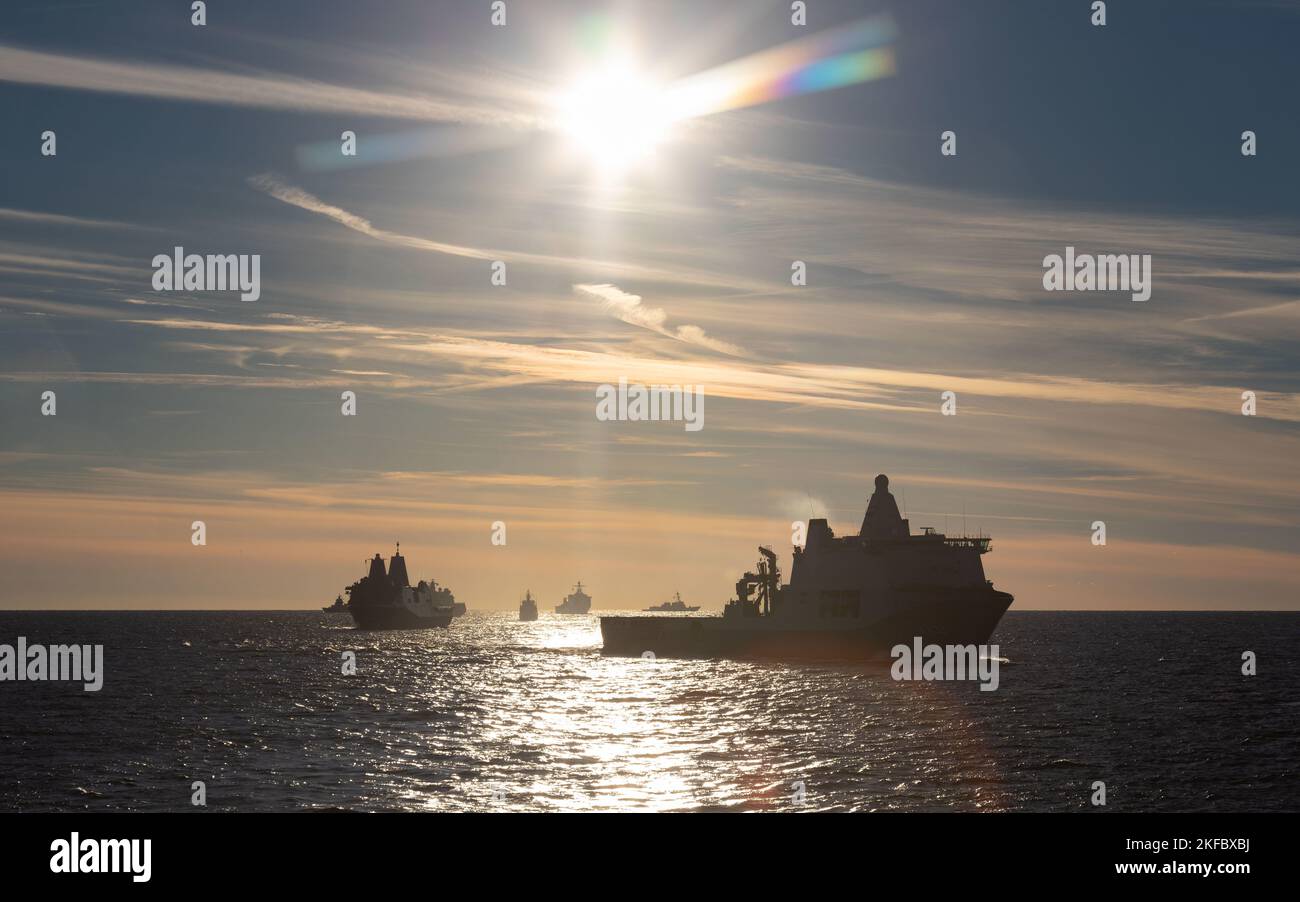 220904-N-EJ843-1032 OSTSEE (SEP. 4, 2022) aus dem Vordergrund das Mehrmission-Unterstützungsschiff HNLMS Karel Doorman der Royal Netherlands Navy (A 833), das amphibische Transportschiff USS Arlington der US Navy der San Antonio-Klasse (LPD 24), die portugiesische Fregatte NRP Corte-Real der Vasco Da Gama-Klasse (F332), der norwegische Nachschuböler HNoMS Maud (A530), Die US Navy Whidbey Island-Klasse Dock-Landungsschiff USS Gunston Hall (LSD 44), die norwegische Fridtjof Nansen-Klasse Fregatte HNoMS Roald Amundsen (F331) und die US Navy Arleigh Burke-Klasse Zerstörer USS Paul Ignatius (DDG 117) segeln in Formation w Stockfoto