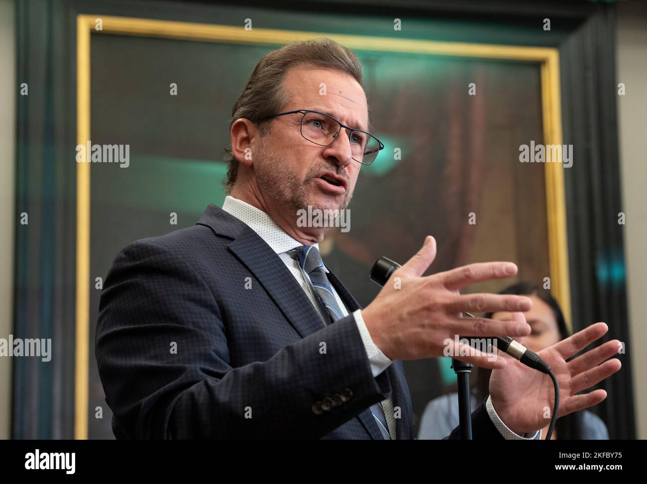 Der Blockführer YvesFrancois Blanchet spricht vor der Fragestunde am