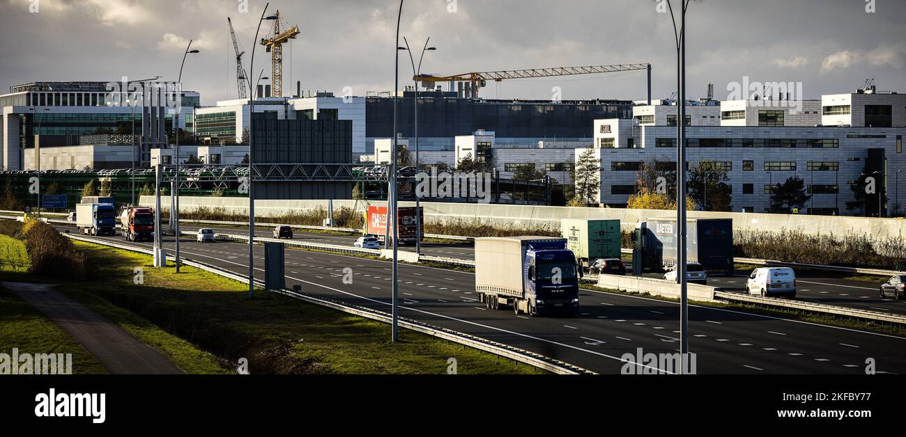 VELDHOVEN - Außenansicht des Chipmaschinenherstellers ASML in Veldhoven. Der chinesische Präsident Xi Jinping hat Premierminister Mark Rutte, während Europa von den Vereinigten Staaten unter Druck gesetzt wird, die Lieferung von Chiptechnologie an China einzustellen. ANP / Hollandse Hoogte / Rob Engelaar niederlande Out - belgien Out Stockfoto