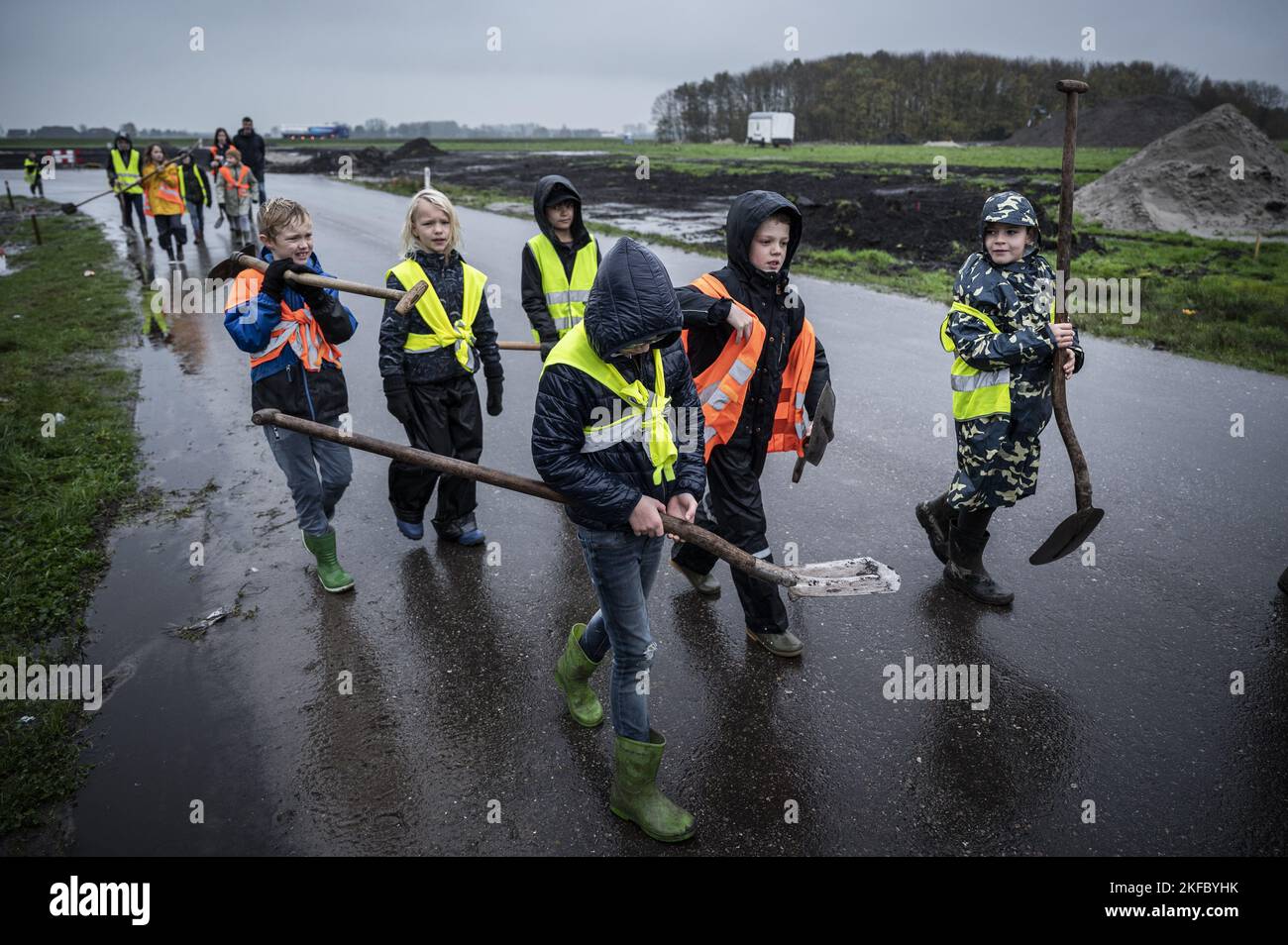 Niederlande, Meerstad, 11-16-'22; Kinder der Meeroevers Cooperation School Pflanzen im Rahmen des Nationalen Baumfesttags Bäume auf dem Vossenburglaan in Meerstad. Foto: ANP / Hollandse Hoogte / Kees van de Veen niederlande Out - belgien Out Stockfoto