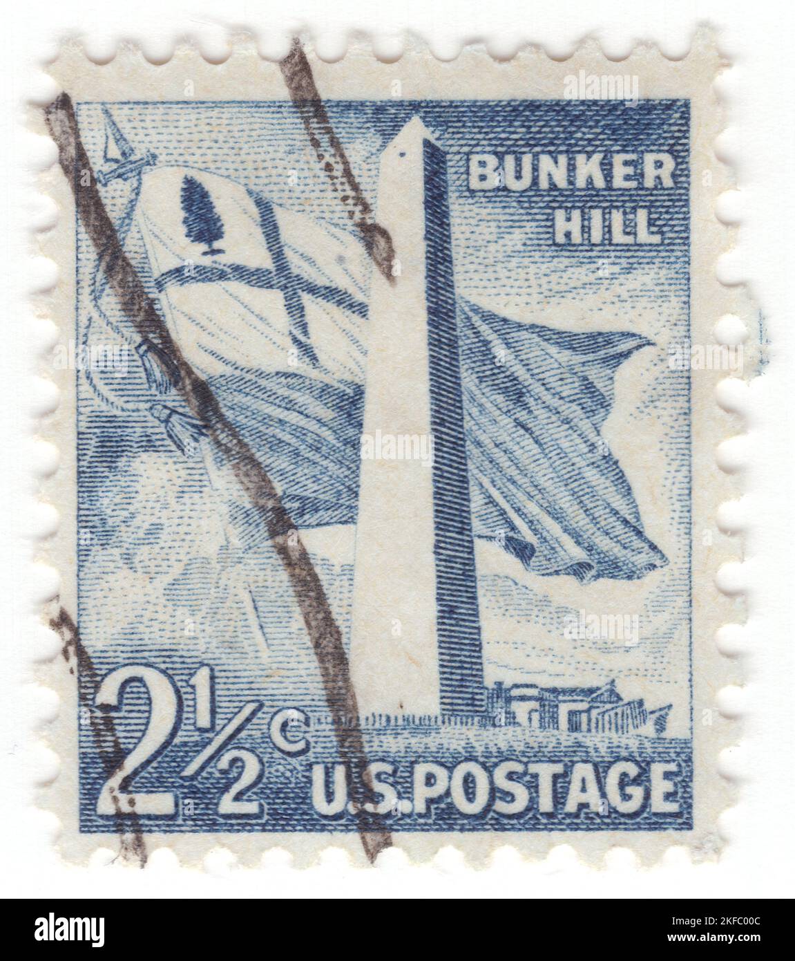 USA - 1959: Eine grau-blaue Briefmarke mit 2½ Cent und einem Bunker Hill Monument ist ein Monument, das an der Stelle der Schlacht von Bunker Hill in Boston, Massachusetts, errichtet wurde, die zu den ersten großen Schlachten zwischen den Roten Männen und Patrioten im amerikanischen Revolutionskrieg gehörte. Der 221 Fuß (67 m) große Granitobelisk wurde zwischen 1825 und 1843 in Charlestown, Massachusetts, errichtet, wobei Granit aus dem nahe gelegenen Quincy über die eigens gebaute Granite Railway zum Standort transportiert wurde, gefolgt von einer Fahrt mit einem Lastkahn. Es gibt 294 Stufen nach oben Stockfoto