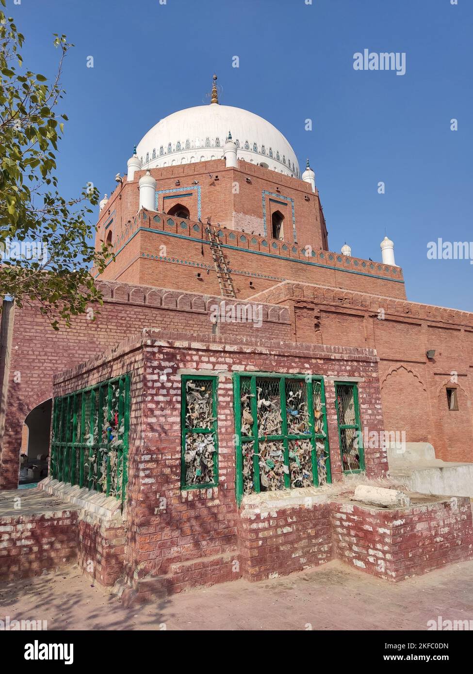 Der Schrein von Bahauddin Zakariya ist ein Schrein aus dem 13.. Jahrhundert, der sich in der Stadt Multan in der pakistanischen Provinz Punjab befindet Stockfoto