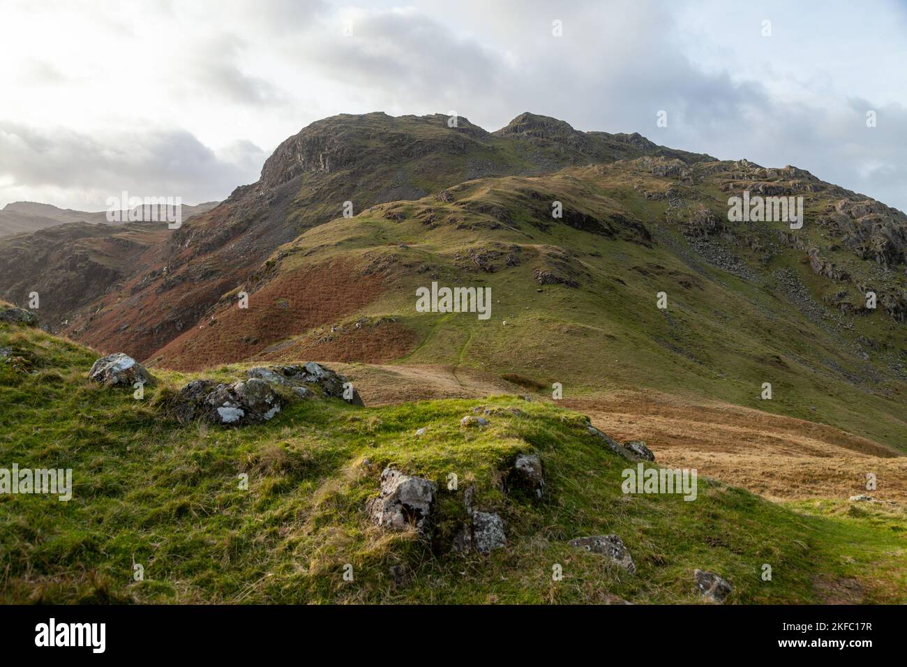 Tarn Crag ist ein Fell in den Central Fells des englischen Lake District Stockfoto