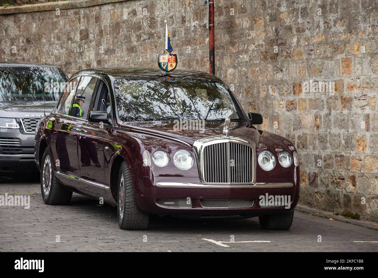 King Charles iii Bentley State Limousine parkte vor der Dunfermline Abbey Stockfoto