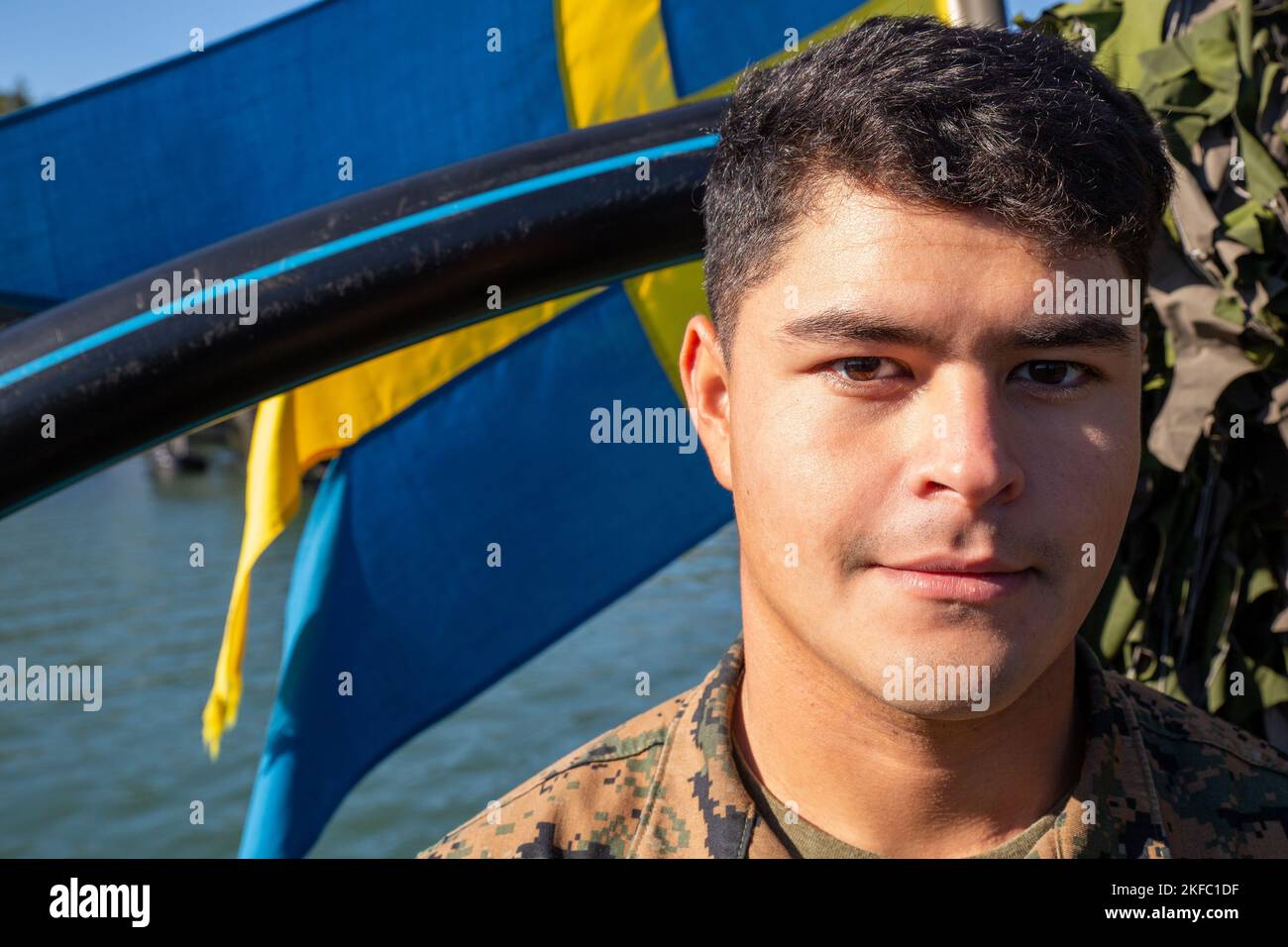 US Marine CPL. Jeremy Olenick, Combat Logistics Battalion 6, II Marine Expeditionary Force, posiert für ein Foto an Bord eines schwedischen Kampfboots 90, während der Übung Archipelago Endeavour 2022 (AE22) auf dem Berga Naval Base, Schweden, 4. September 2022. AE22 ist ein integriertes Training, das die operative Leistungsfähigkeit erhöht und die strategische Zusammenarbeit zwischen den US-Marineinfanteristen und den schwedischen Streitkräften verbessert. Stockfoto