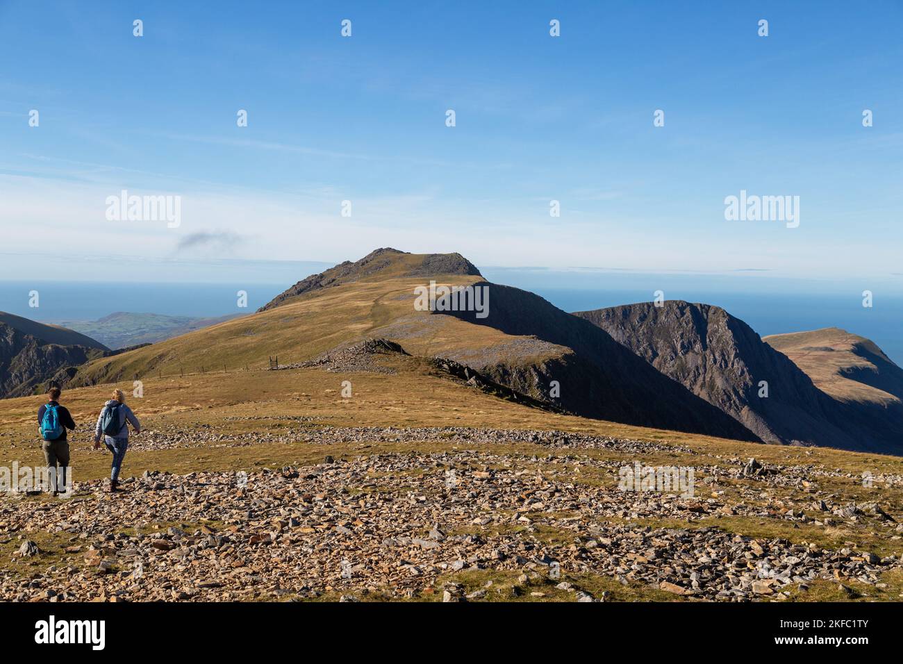 Wanderer auf dem Weg zum Gipfel des Cader Idris im snowdonia National Park, Wales Stockfoto