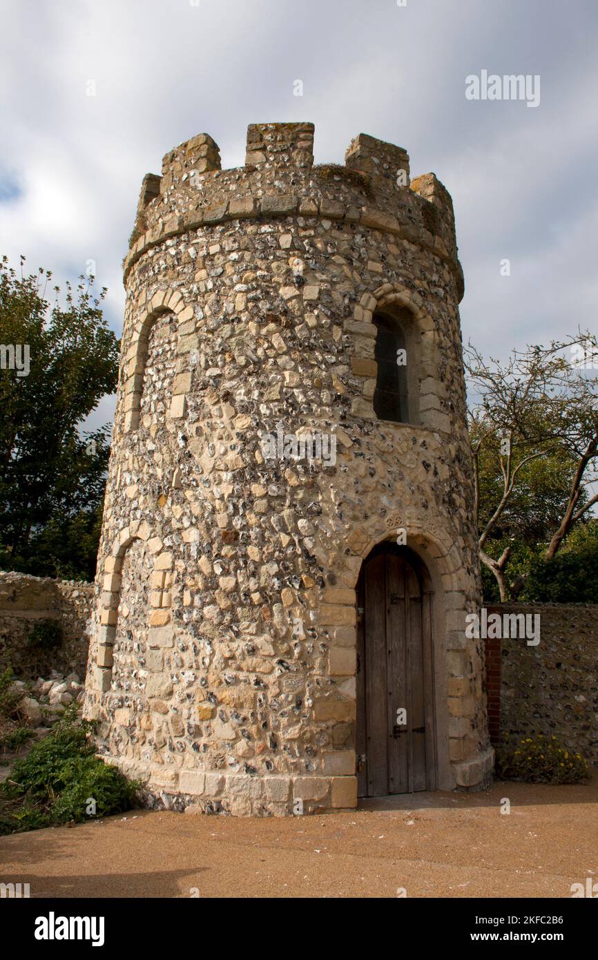 Burg wie Torheit Turm Lewes Priory, E. Sussex, eines von zwei neo-mittelalterlichen Gebäuden aus dem Priorat Stein, in den Gärten des ehemaligen Dor gebaut Stockfoto
