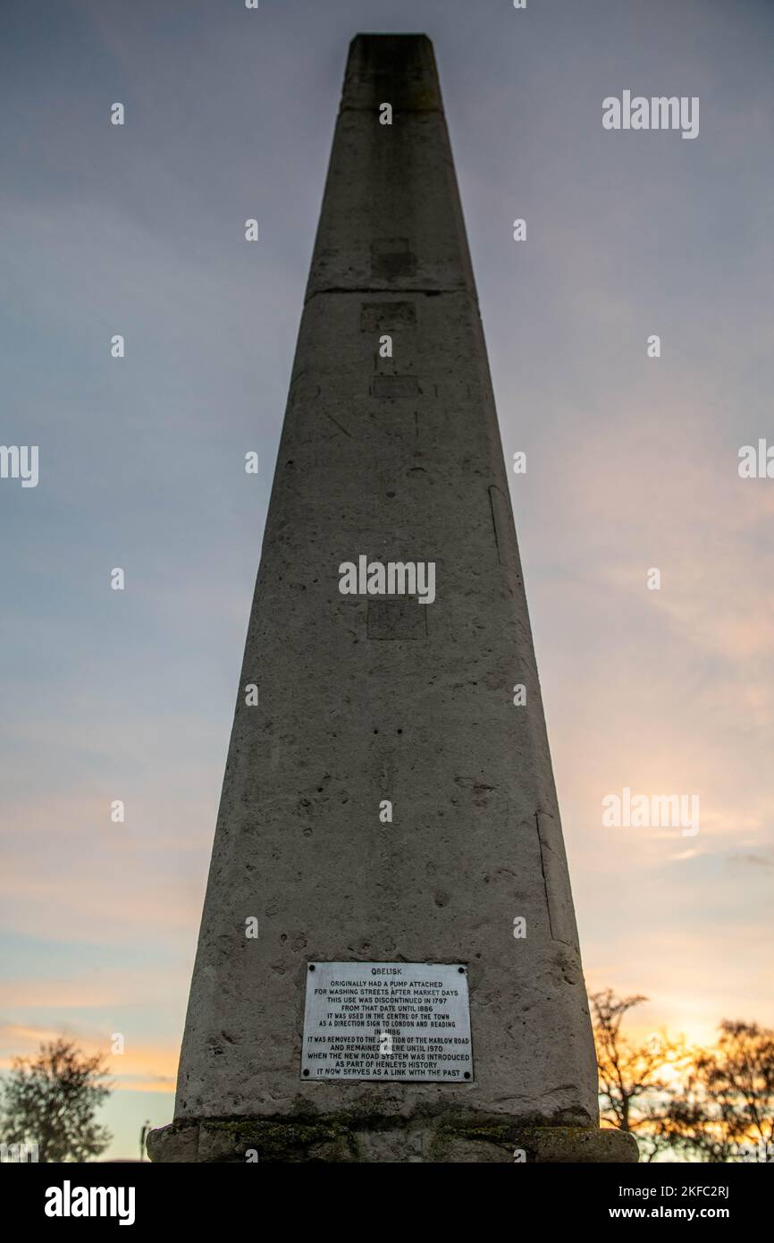 Henley Obelisk bei Sonnenuntergang Stockfoto