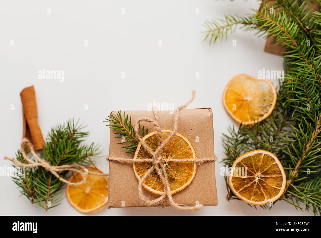 Umweltfreundliche Alternative grüne Weihnachtsgeschenke mit recyceltem Bastelpapier verpackt. Zero Waste Weihnachten, flach liegend, Draufsicht Stockfoto