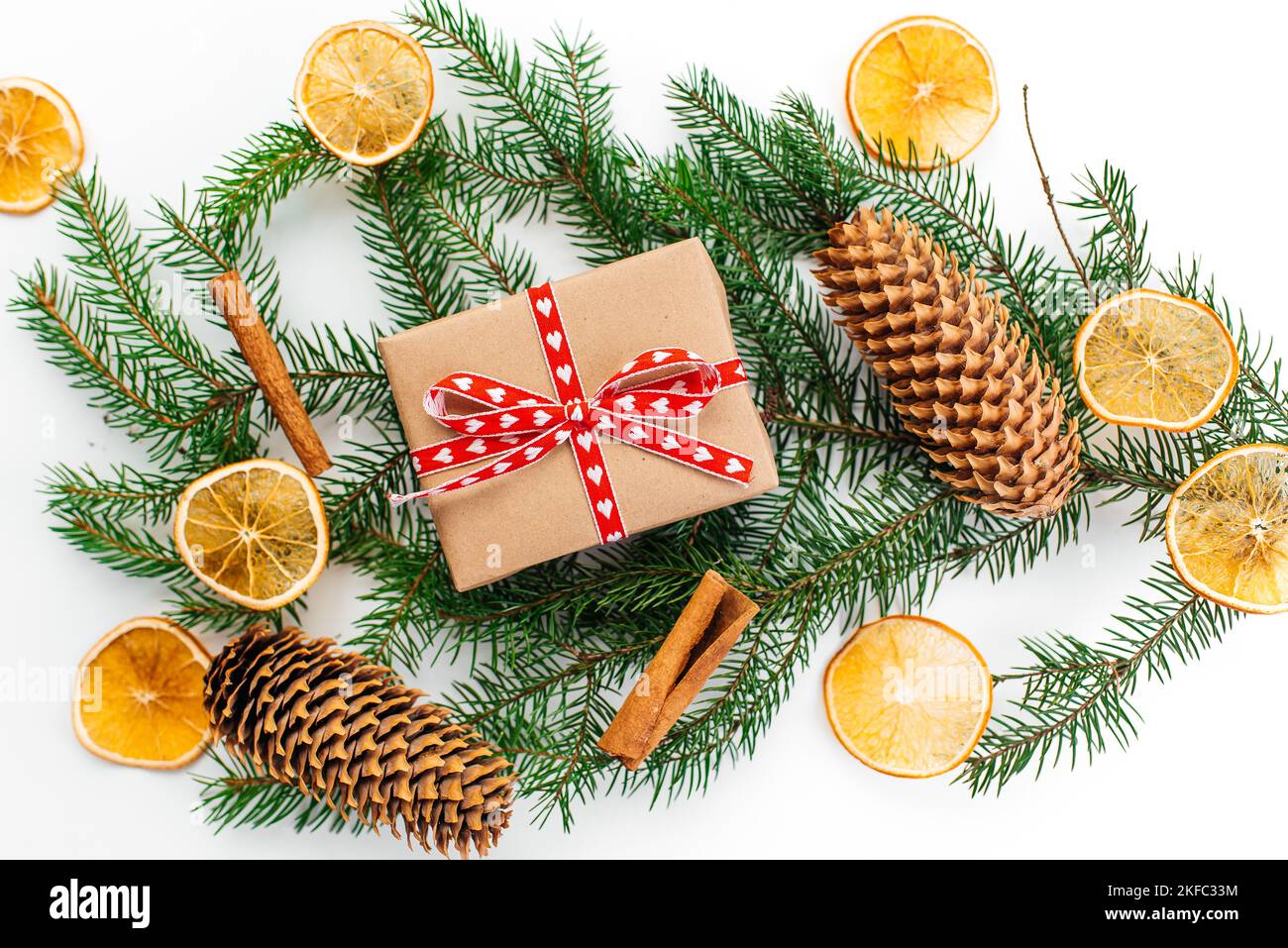 Umweltfreundliche Alternative grüne Weihnachtsgeschenke mit recyceltem Bastelpapier verpackt. Zero Waste Weihnachten, flach liegend, Draufsicht Stockfoto