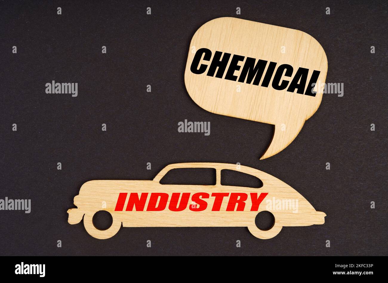 Branchenkonzept. Auf schwarzem Hintergrund ein Auto mit der Aufschrift Industrie, darüber ein Schild mit der Aufschrift - Chemical Stockfoto
