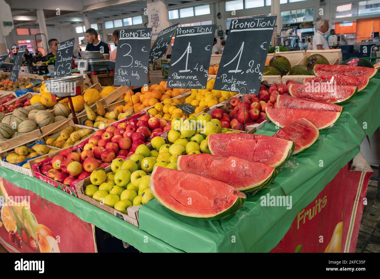 09-02-2022 Cannes, Frankreich. In der Markthalle 'Parle Forvilla' - Verkauf von frischen Früchten: Wassermelonenscheibe, Äpfel (grün und rot), Birnen, Melonen Stockfoto