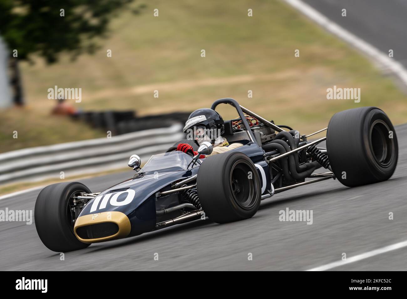 Daniel Pyett in einem F2 Tecno nähert sich den Druiden im Qualifying für eine Runde der HSCC Historic Formula 2 Championship bei Brands Hatch 2022 Stockfoto