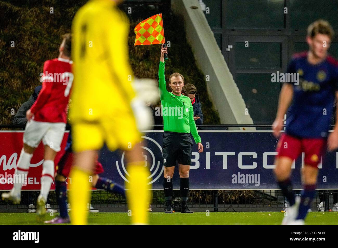 ALKMAAR, NIEDERLANDE - 17. NOVEMBER: Assistenzreferent Yorick Weterings während des niederländischen Keukenkampioendivisie-Matches zwischen Jong AZ und Jong Ajax am 17. November 2022 im AFAS Trainingscomplex in Alkmaar, Niederlande (Foto: Patrick Goosen/Orange Picches) Stockfoto