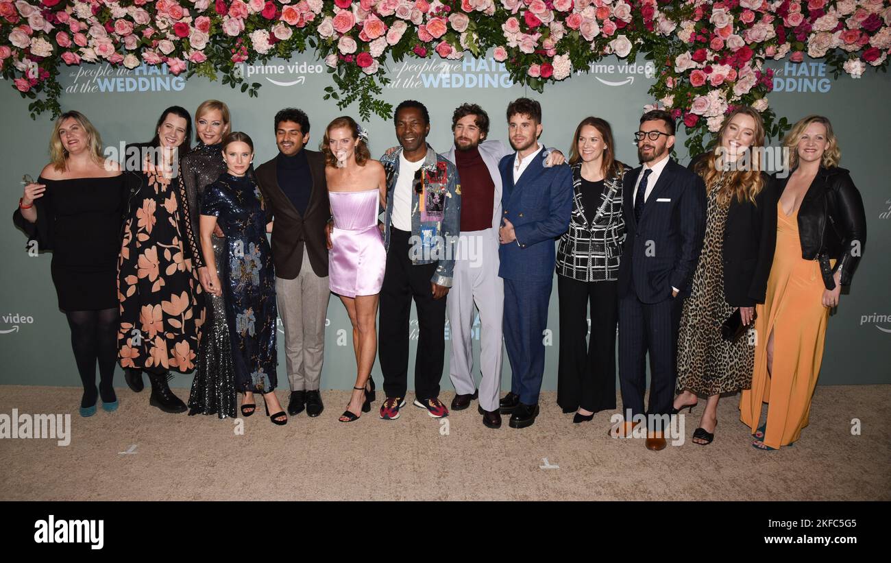 16. November 2022 - Los Angeles, Kalifornien - (L-R) Wendy Molyneux, Margot Hand, Allison Janney, Kristen Bell, Karan Soni, Claire Scanlon, Isaach de Bankole, Dustin Milligan, Ben Platt, Jorma Taccone, Ashley Fox und Lizzie Molyneux-Logelin. Los Angeles Premiere von „The People We Hate at the Wedding“ von Prime Video im Regency Village Theatre. (Bild: © Billy Bennight/AdMedia über ZUMA Press Wire) Stockfoto