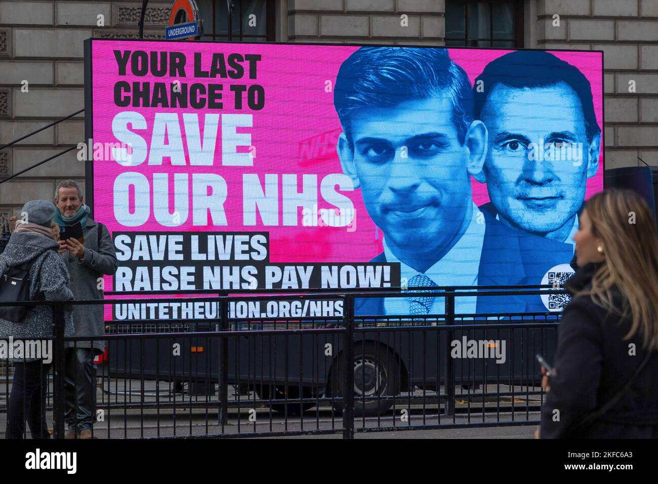 London, Großbritannien. 17.. November 2022. Ein Van mit einer digitalen Anzeige, die Premierminister Rishi Sunak und Kanzler Jeremy Hunt mit den Worten ëYour Letzte Chance, unsere zu retten NHSí zeigt, gesehen in Westminster. Kanzler Jeremy Hunt hat in seiner Herbsterklärung in den nächsten zwei Jahren £6,6 Milliarden zusätzliche Mittel für den NHS bereitgestellt, obwohl übermäßige Rückstände von Patienten einen schwierigen Winter für Krankenhäuser bedeuten werden. (Foto von Tejas Sandhu/SOPA Images/Sipa USA) Quelle: SIPA USA/Alamy Live News Stockfoto