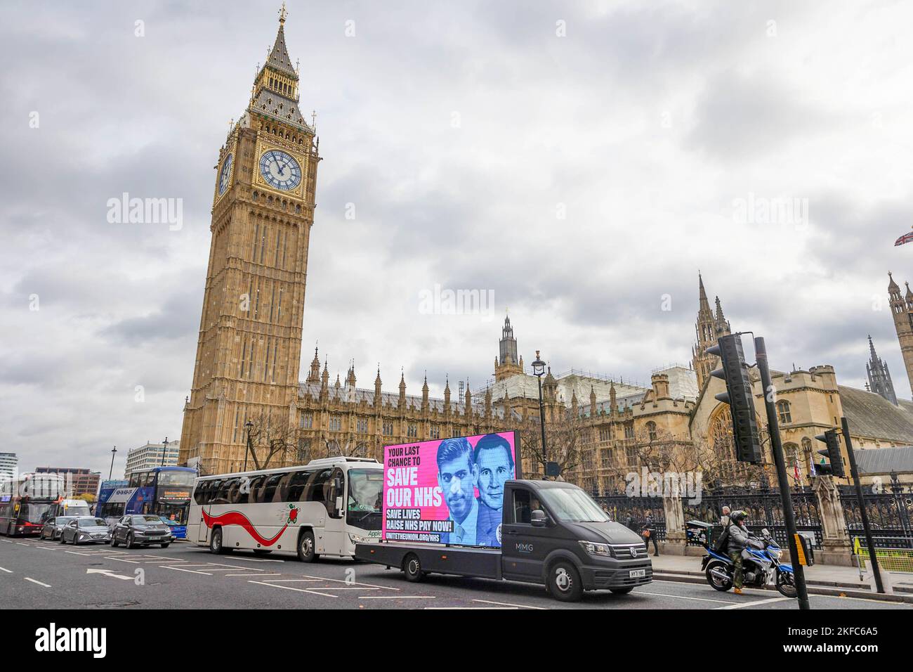 London, Großbritannien. 17.. November 2022. Ein Van mit einer digitalen Anzeige, die Premierminister Rishi Sunak und Kanzler Jeremy Hunt mit den Worten ëYour Letzte Chance, unsere zu retten NHSí zeigt, gesehen in Westminster. Kanzler Jeremy Hunt hat in seiner Herbsterklärung in den nächsten zwei Jahren £6,6 Milliarden zusätzliche Mittel für den NHS bereitgestellt, obwohl übermäßige Rückstände von Patienten einen schwierigen Winter für Krankenhäuser bedeuten werden. (Foto von Tejas Sandhu/SOPA Images/Sipa USA) Quelle: SIPA USA/Alamy Live News Stockfoto