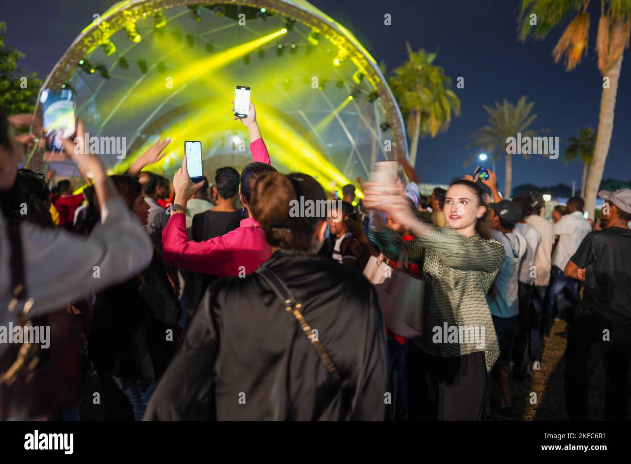 Die Menschen besuchen die FIFA World Cup Qatar 2022 Fanzonen und kostenlose Konzerte auf der corniche von Doha, da das Turnier in zwei Tagen beginnen soll Stockfoto