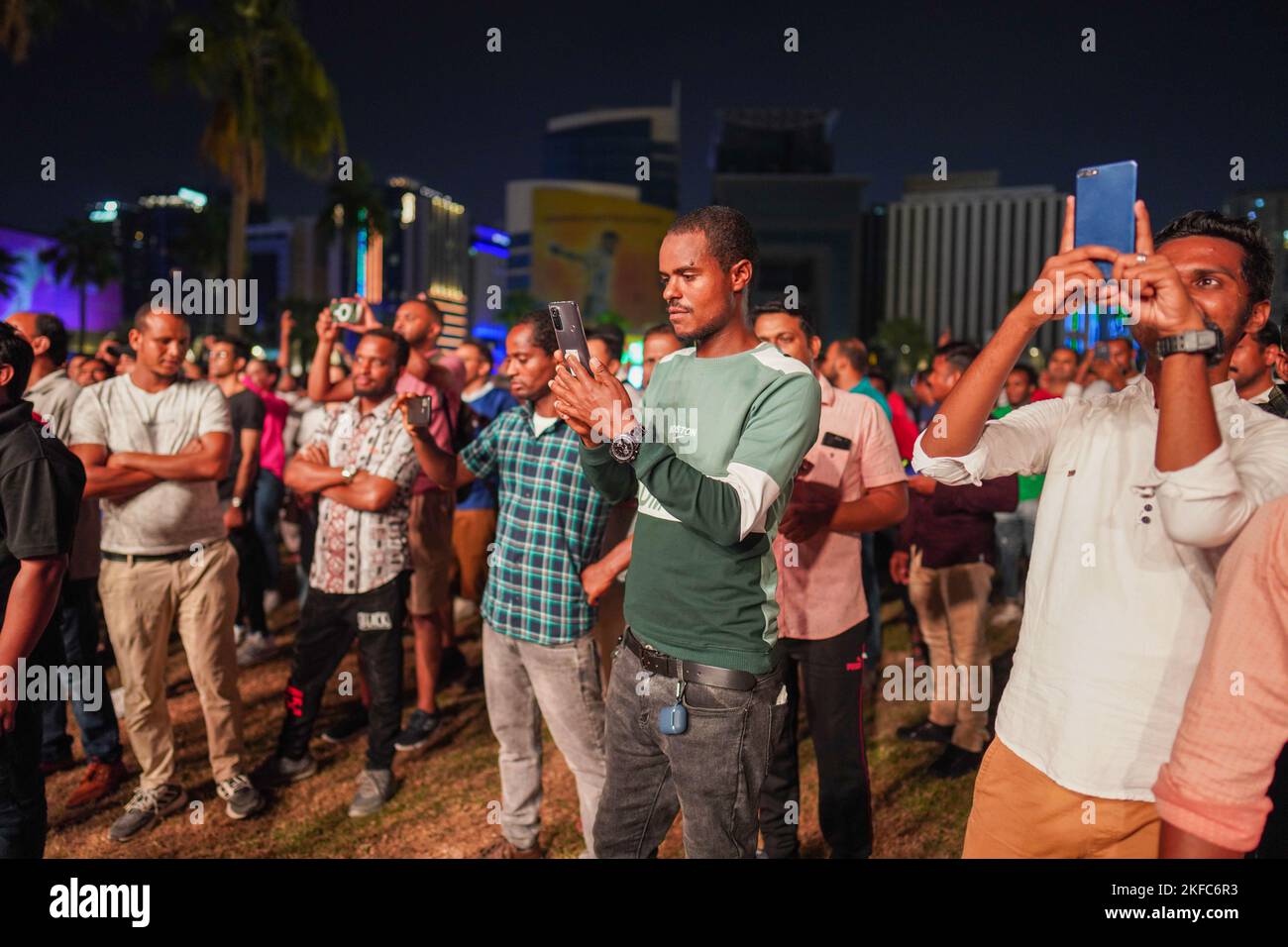 Die Menschen besuchen die FIFA World Cup Qatar 2022 Fanzonen und kostenlose Konzerte auf der corniche von Doha, da das Turnier in zwei Tagen beginnen soll Stockfoto