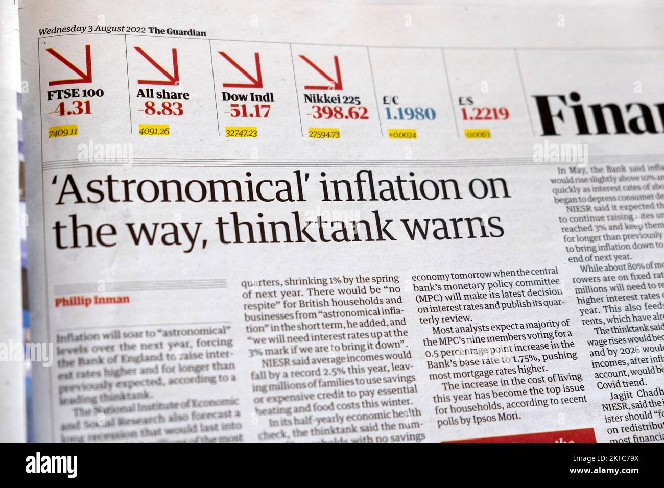"Astronomische" Inflation auf dem Weg, warnt thinkTank" Guardian Zeitung heaadline Business Artikel Clipping am 4.. August 2022 London Großbritannien Stockfoto