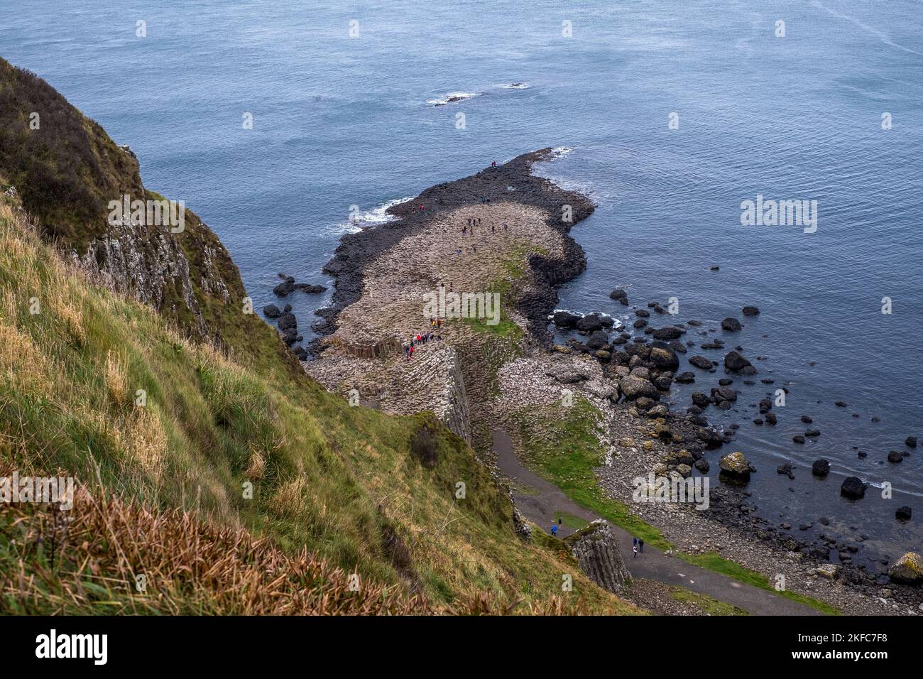 Ein Überblick über den Giant's Causeway und die Causeway Coast, aufgenommen von der Klippe Stockfoto