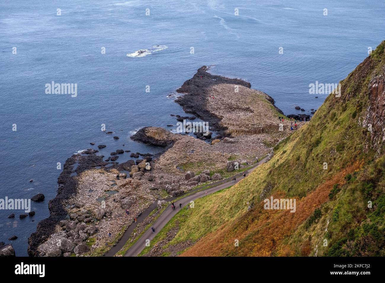 Ein Überblick über den Giant's Causeway und die Causeway Coast, aufgenommen von der Klippe Stockfoto