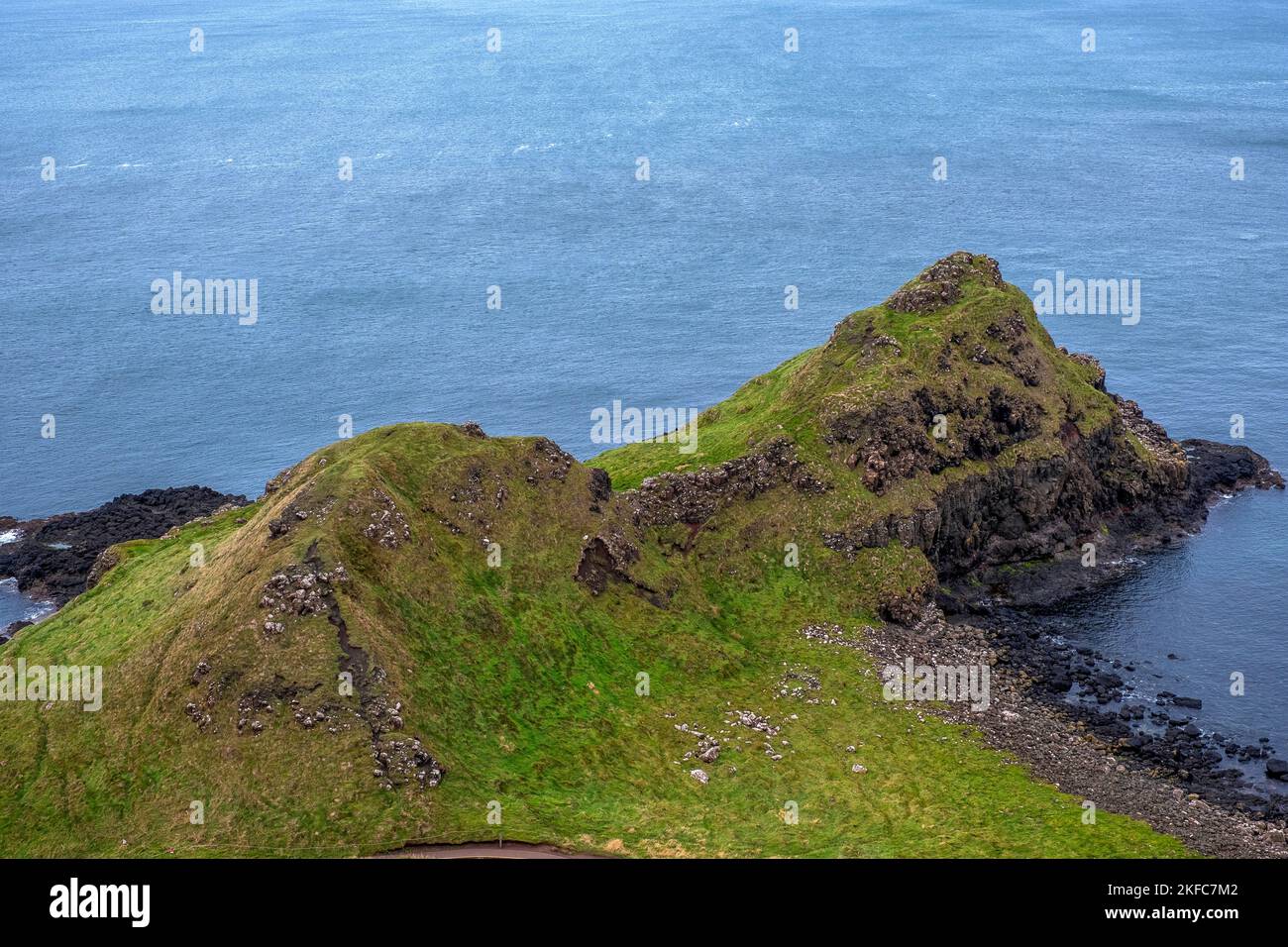 Ein Überblick über den Giant's Causeway und die Causeway Coast, aufgenommen von der Klippe Stockfoto