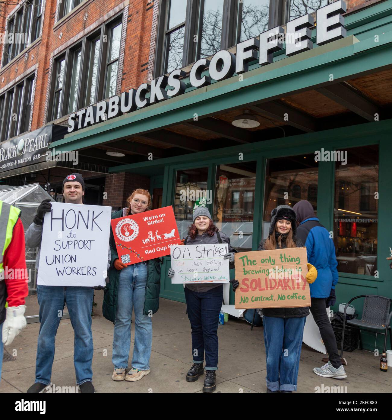 Ann Arbor, Michigan, USA. 17.. November 2022. Starbucks Mitarbeiter streiken in einem Starbucks Coffee Shop. Die Beschäftigten in diesem Geschäft gehörten zu den mehr als 100 Geschäften im ganzen Land, die am Red Cup Day des Unternehmens an einem unfairen Streik wegen mangelnder Personalausstattung teilnahmen. Sie sind Mitglieder der Gewerkschaft Starbucks Workers United. Kredit: Jim West/Alamy Live Nachrichten Stockfoto