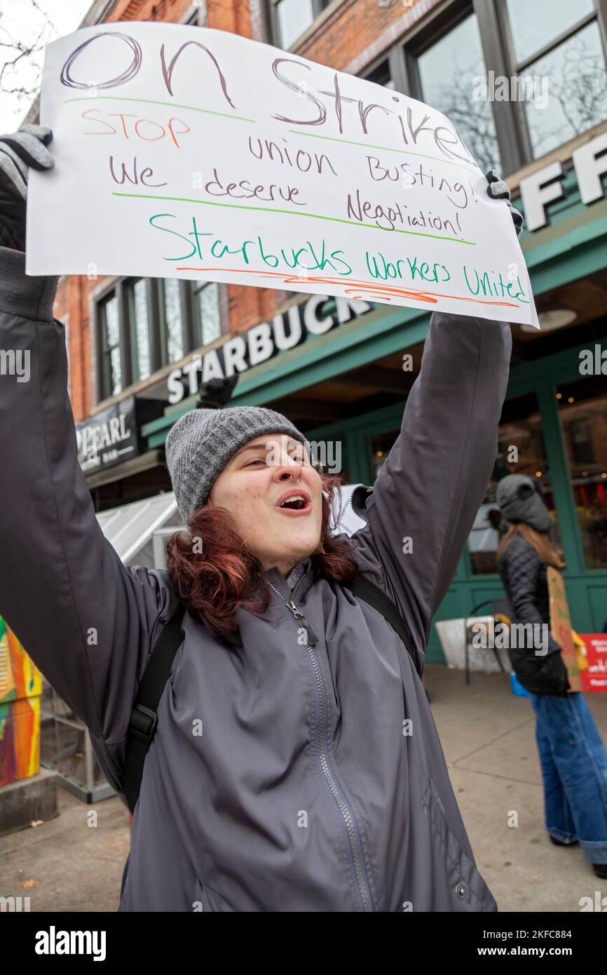 Ann Arbor, Michigan, USA. 17.. November 2022. Starbucks Mitarbeiter streiken in einem Starbucks Coffee Shop. Die Beschäftigten in diesem Geschäft gehörten zu den mehr als 100 Geschäften im ganzen Land, die am Red Cup Day des Unternehmens an einem unfairen Streik wegen mangelnder Personalausstattung teilnahmen. Sie sind Mitglieder der Gewerkschaft Starbucks Workers United. Kredit: Jim West/Alamy Live Nachrichten Stockfoto