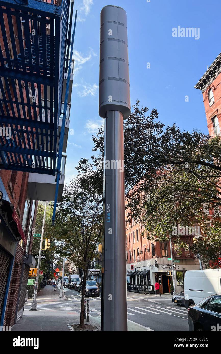 New York, Usa. 17.. November 2022. Am 17. November 2022 ist in der Clinton Street auf der Lower East Side in New York ein Funkturm aus dem Jahr 5G zu sehen. New York City hat eine Vereinbarung mit LinkNYC, 2.000 5G Türme zu installieren, um zu versuchen, die unterversorgten Internetbereiche der Stadt zu beseitigen. Neunzig Prozent werden sich in Stadtteilen in der Bronx, Brooklyn, Queens, Staten Island und über der 96. Street in Manhattan befinden. Sobald die Türme aktiviert sind, haben die Bewohner kostenlose digitale Anrufe, High-Speed-WLAN und 5G Mobilfunkdienste. (Foto von Samuel Rigelhaupt/Sipa USA) Quelle: SIPA USA/Alamy Live News Stockfoto