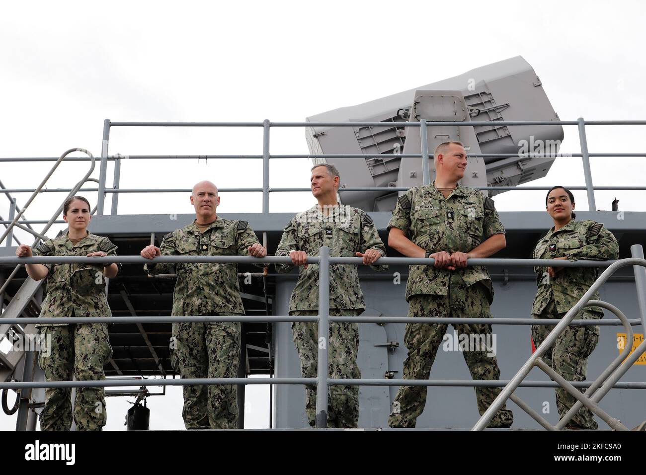 BALTIMORE (Sept 6, 2022) – Mitarbeiter des Naval Medical Research Center (NMRC) posieren für ein Gruppenbild an Bord des Docklandungsschiffs USS Carter Hall (LSD 50) während eines Schiffsbesuches. Während der Fahrt an Bord der Carter Hall trafen sich die NMRC-Mitarbeiter mit der Besatzung und erranden Erfahrungen aus erster Hand über den Schiffsbetrieb während des Transits nach Baltimore für die Maryland Fleet Week & Flyover Baltimore 2022. Stockfoto