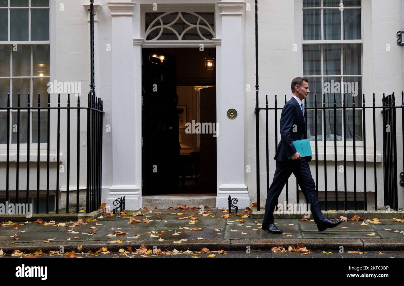 London, Großbritannien. 17.. November 2022. Kanzler Jeremy Hunt verlässt die Downing Street Nr. 11, um zum Parlament zu gehen, um seine Herbsterklärung abzugeben. Er tryng, die britische Sparpolitik zu stabilisieren und Einsparungen zu erzielen, wo er kann, durch Steuern und Kürzungen der Staatsausgaben. Kredit: Mark Thomas/Alamy Live Nachrichten Stockfoto
