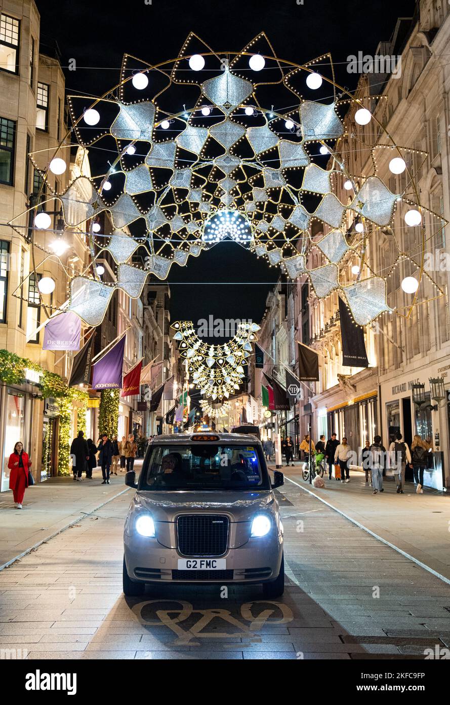 REDAKTIONELLE NUTZUNG NUR Ein neues Lichtdesign zu Ehren von Queen Elizabeth II wird auf der Bond Street in London anlässlich der jährlichen Weihnachtsbeleuchtung vorgestellt. Bilddatum: Donnerstag, 17. November 2022. Stockfoto