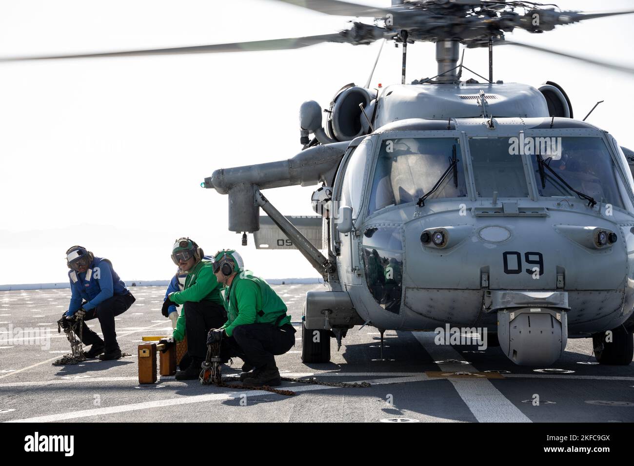 US-Matrosen warten auf das Signal, den Rotorbogen eines MH-60s Sea Hawk, der dem Helicopter Sea Combat Squadron (HSC) 22 zugewiesen wurde, zu löschen, nachdem seine Deckketten und Radkreiden an Bord des amphibischen Transportschiffes USS Mesa Verde (LPD 19) während der Übung UNITAS LXIII, 6. September 2022 entfernt wurden. UNITAS ist die am längsten laufende internationale maritime Übung der Welt, die sich auf die Verbesserung der Interoperabilität zwischen mehreren Nationen und gemeinsamen Kräften während Litoral- und Amphibienoperationen konzentriert, um auf bestehenden regionalen Partnerschaften aufzubauen und neue dauerhafte Beziehungen zu schaffen, die den Peac fördern Stockfoto