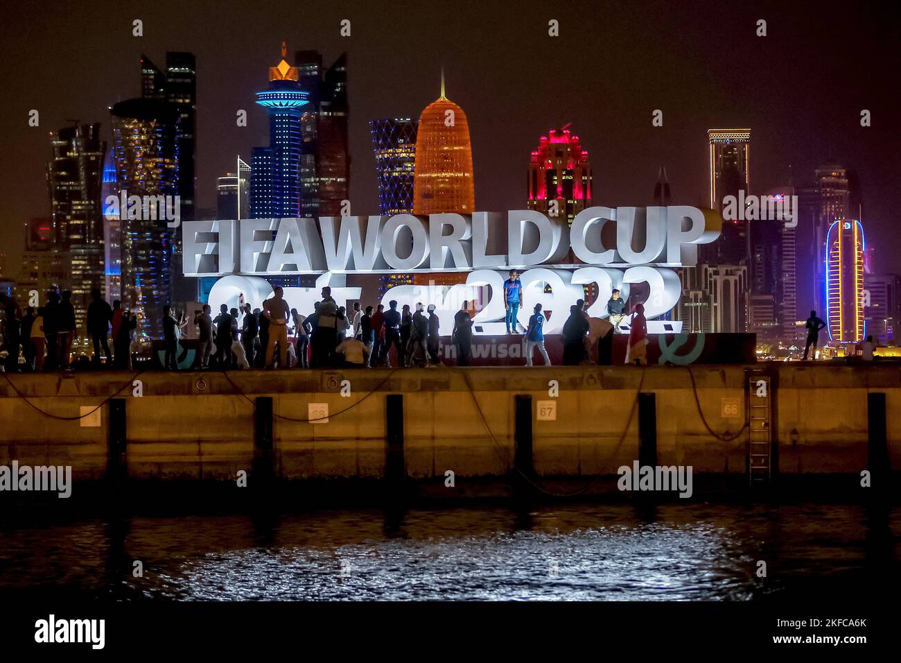 Doha, Katar, am 17. November 2022. Die Straßen von Doha am Abend. Katar ist bereit für den Start der FIFA-Weltmeisterschaft in Katar, die am 20. November 2022 in Doha, Katar, am 17. November beginnt. 2022. Foto: Igor Kralj/PIXSELL Stockfoto