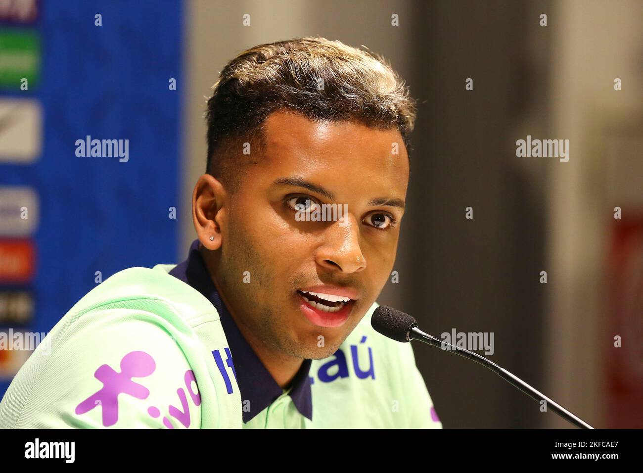 TURIN, ITALIEN. 17. NOVEMBER 2022. Der brasilianische Stürmer Rodrygo geht während der Pressekonferenz, die nach dem Training der brasilianischen Fußballnationalmannschaft am Vorabend der FIFA-Weltmeisterschaft 2022 im J Hotel am 17. November 2022 in Turin, Italien, stattfand. Kredit: Massimiliano Ferraro/Alamy Live Nachrichten Stockfoto