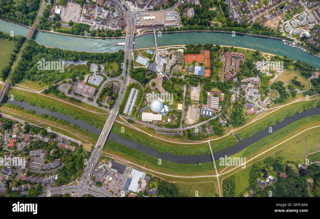 Luftaufnahme, vertikales Foto, Freizeitbad Atlantis, Gymnasium Petrinum, VHS mit öffentlicher Bibliothek zwischen Lippe mit Lippe-Aue und Wesel-Da Stockfoto