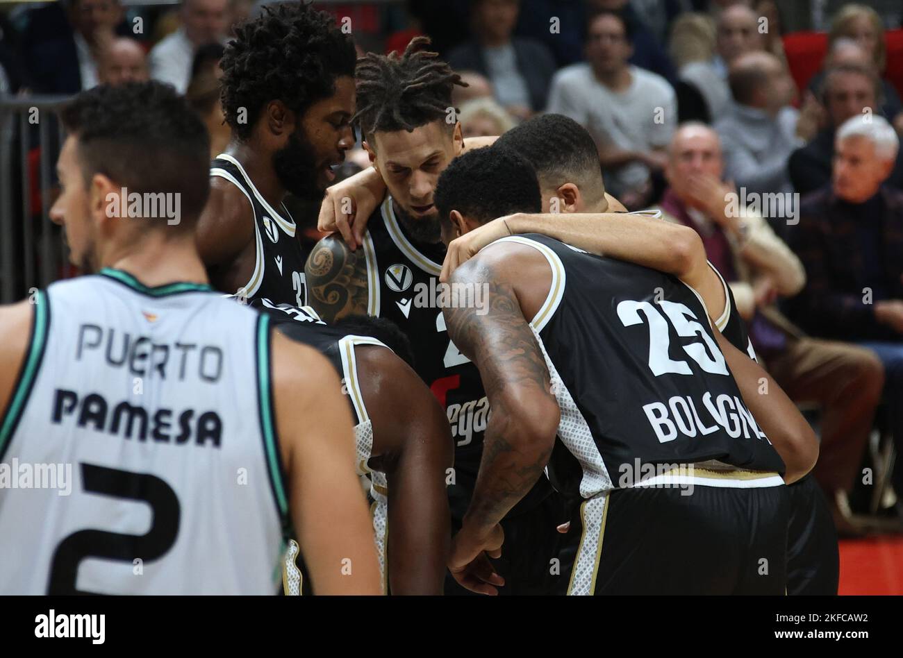 Bologna, Italien. 17.. November 2022. Virtus-Team während des Euroleague-Basketball-Meisterschaftsspiel Segafredo Virtus Bologna vs. Valencia Basket Club - Bologna, 17. November 2022 im Paladozza Sport Palace Credit: Independent Photo Agency/Alamy Live News Stockfoto