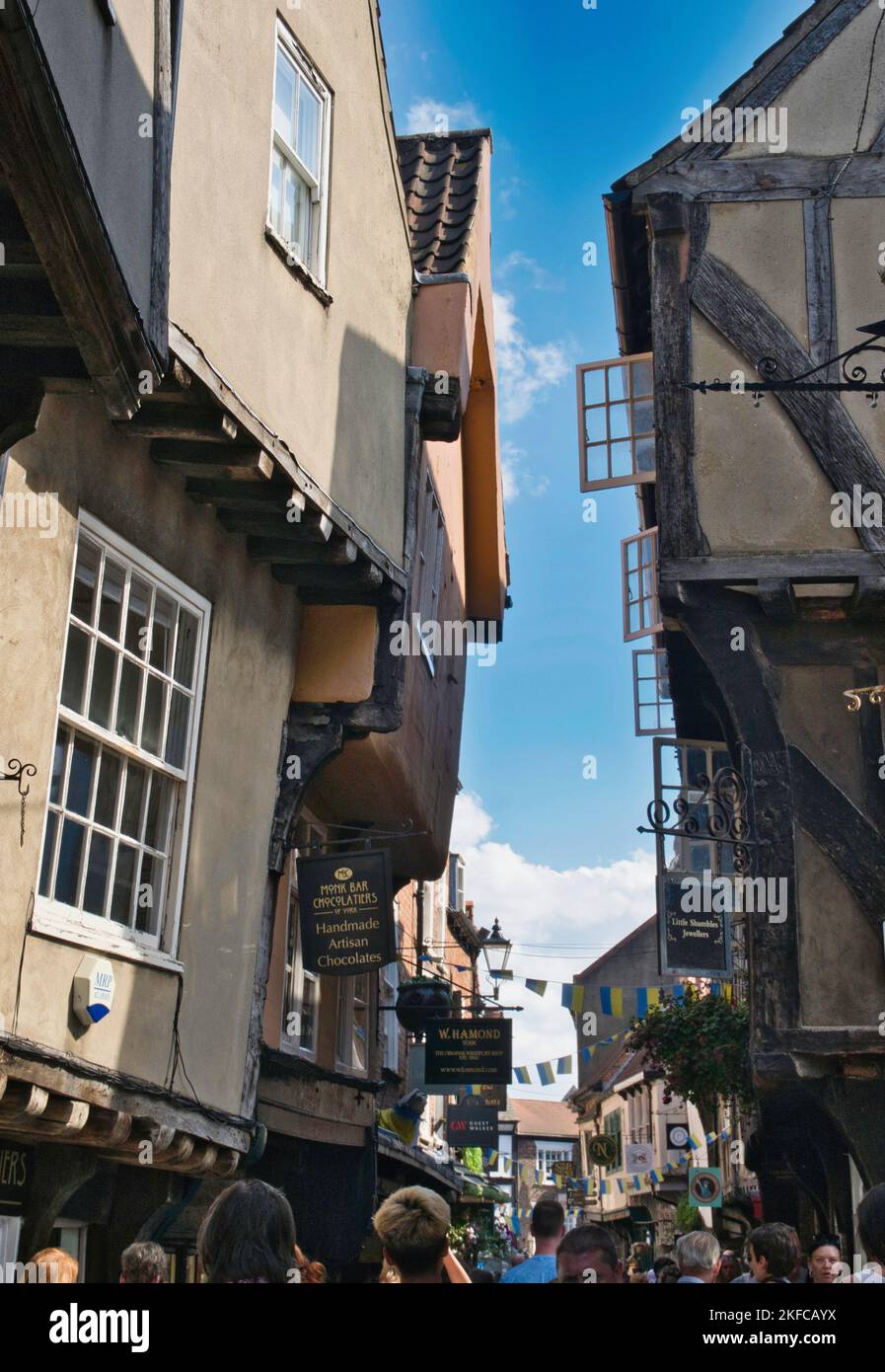 Die berühmte Touristenstraße The Shambles mit charakteristischen Geschäften und Gebäuden, York, England Stockfoto