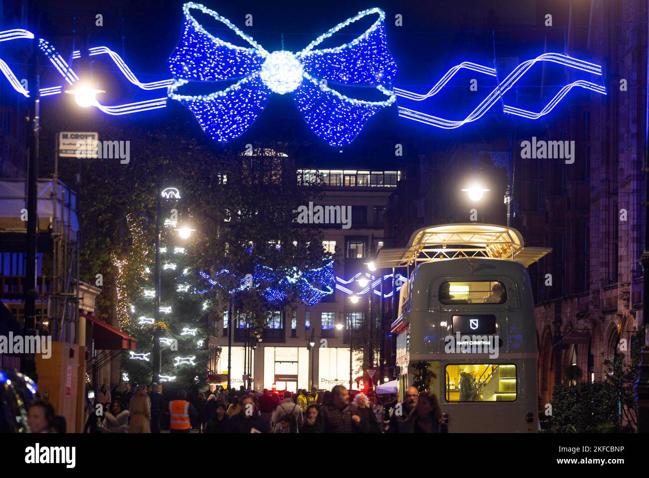 REDAKTIONELLE VERWENDUNG NUR Eine Weihnachtsbeleuchtung mit 63.000 funkelnden Lichtern und blauen Bögen wird während der jährlichen Beleuchtungszeremonie in der Mount Street, Mayfair, London, enthüllt. Bilddatum: Donnerstag, 17. November 2022. Stockfoto