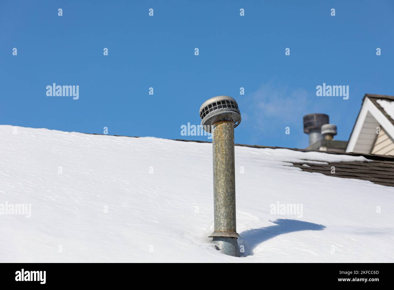 Die Kappe der Schachtleitung des Ofens ist rostig und gebrochen. HLK, Heizungs-, Reparatur- und Wartungskonzept. Stockfoto