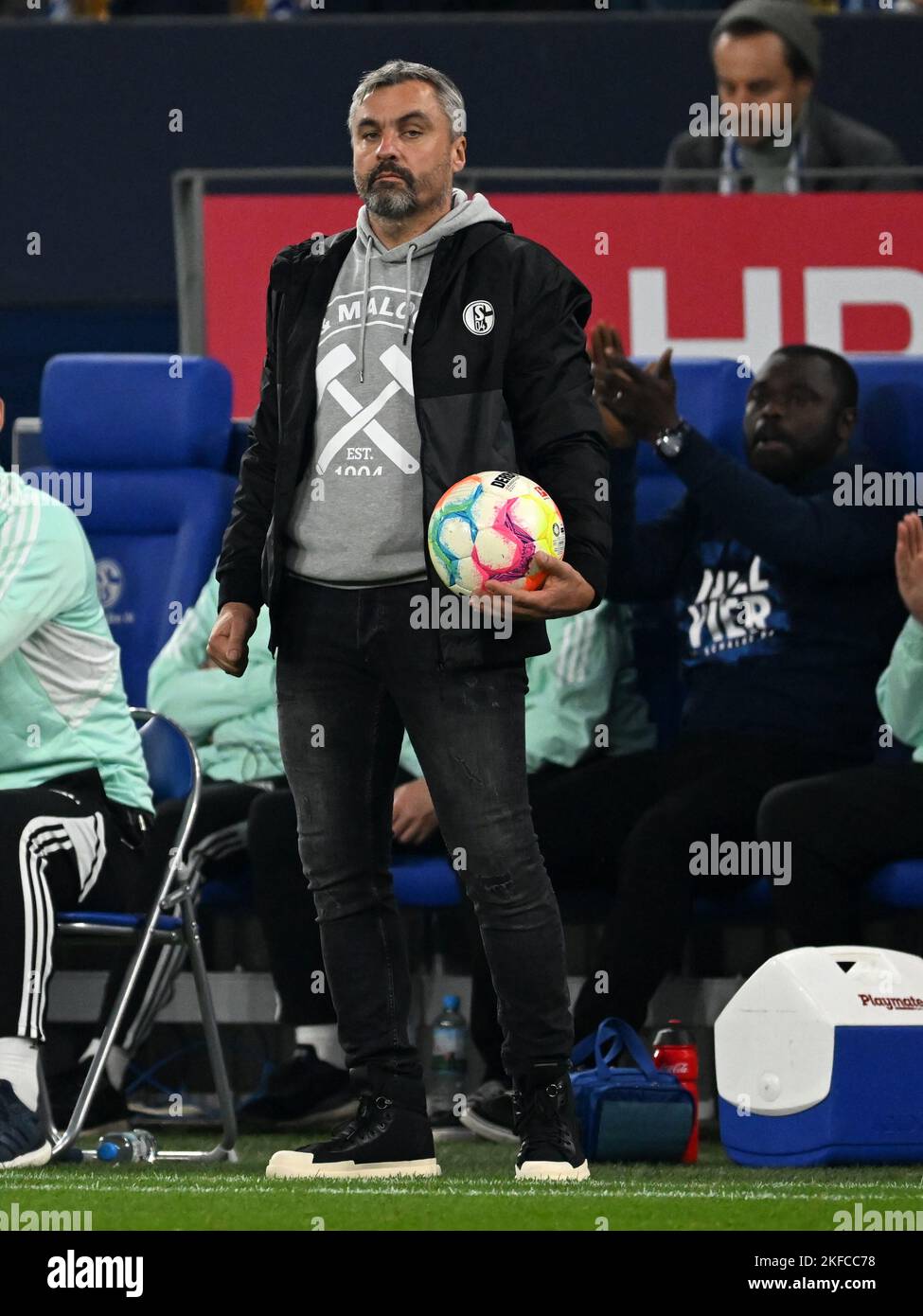 GELSENKIRCHEN - FC Schalke 04 Trainer Thomas Reis beim Bundesliga-Spiel zwischen FC Schalke 04 und FC Bayern München in der Veltins-Arena am 12. November 2022 in Gelsenkirchen. AP | Niederländische Höhe | GERRIT VON KÖLN Stockfoto