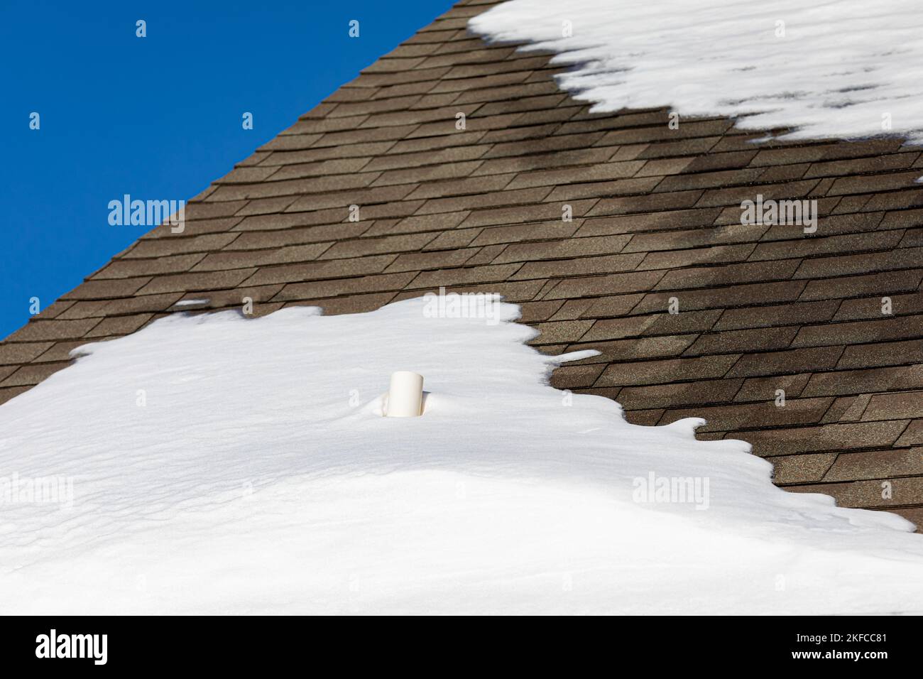 Rohrleitung der Entlüftungsleitung auf dem Dach mit Schnee. Probleme mit dem Abfluss der Rohrleitungen, Hauswartung und Reparaturkonzept. Stockfoto