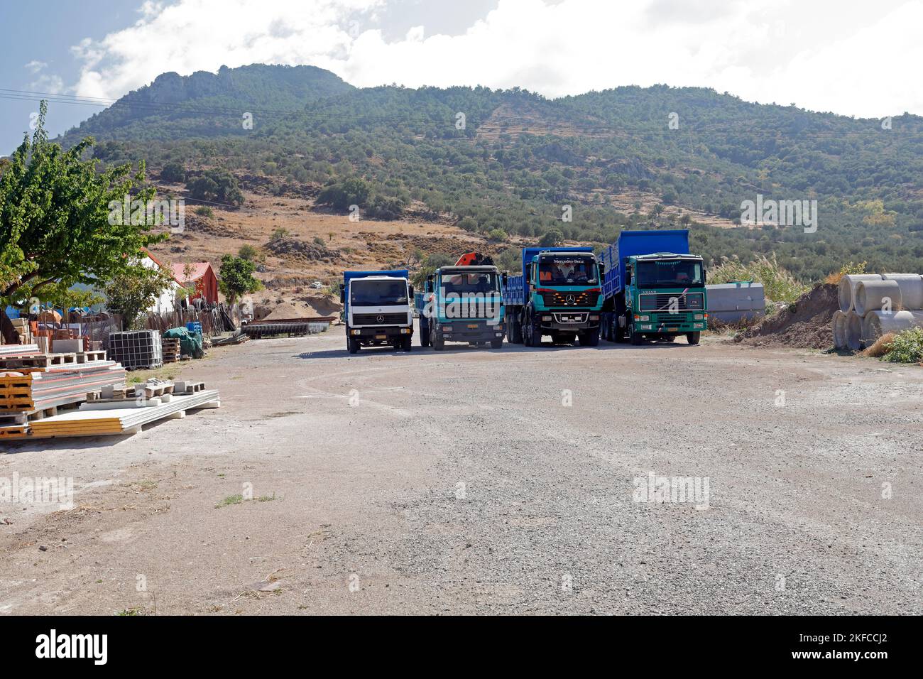 Lastwagen in einer Reihe geparkt. Lesbos Views Oktober 2022. Herbstzym Stockfoto