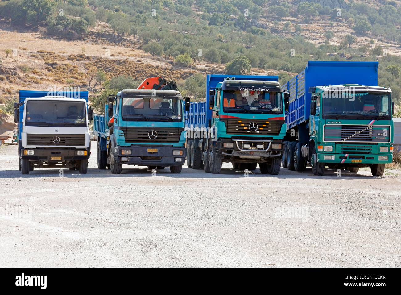 Lastwagen in einer Reihe geparkt. Lesbos Views Oktober 2022. Herbstzym Stockfoto